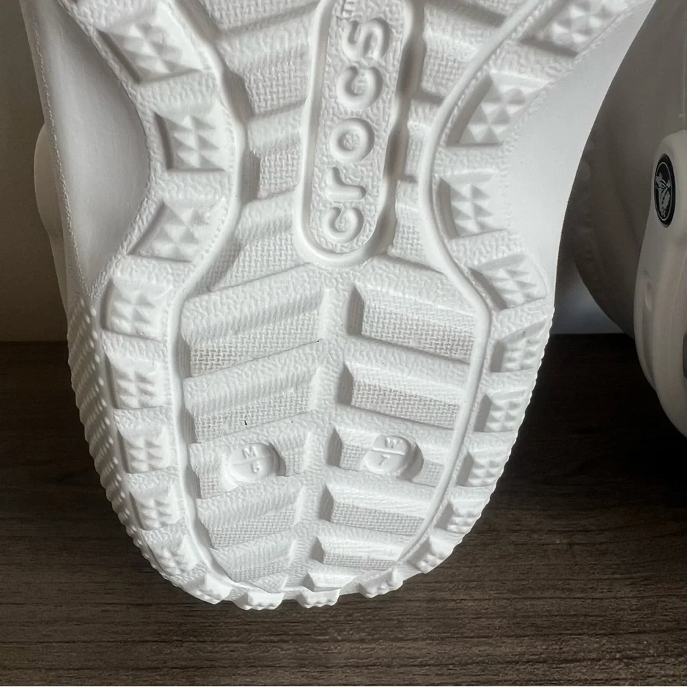 Crocs Classic Lined Neo Puff White Unisex Boot Size 7 or 5 SKU#24215